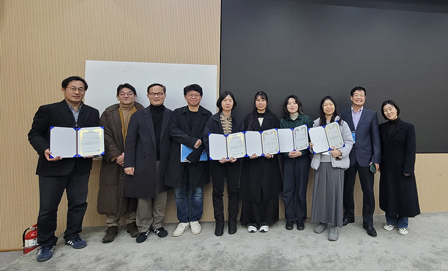 아주대학교 대학원 문화콘텐츠학과·응용사회학과 대학원생들이 한국언론정보학회가 주관한 <2025년 한국언론정보학회 가을철 정기학술대회>에서 우수논문상 장려상을 수상했다. 아주대학교 문화콘텐츠학과 석사과정 김다빈, 윈빠빠(WIN PAPA), 석박사 통합과정 김한태, 박사과정 오경아 학생과 응용사회학과 석사과정 한윤재 학생이 2025년 한국언론정보학회 가을철 정기학술대회 ‘대학원생 세션’에서 우수논문상 장려상을 수상했다. 지도는 문화콘텐츠학과 홍경수 교수가 맡았다.