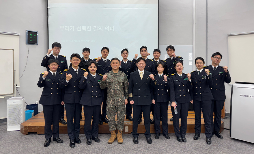 아주대학교 학생군사교육단(학군단)이 육군학생군사학교가 주최한 전국 학군단 종합평가에서 ‘2025년 최정예 학군단’에 선정됐다. 육군학생군사학교는 우리 학교 학군단에 대해 ▲대학의 적극적인 지원 평가 우수 ▲학군단 직원 및 간부들의 행정업무 평가 우수 ▲64기 소위 임관종합평가 전원 최초 합격 ▲25년도 후보생 입영훈련 성적 우수 등 주요 항목에서 높은 성과를 보였다고 평가했다.